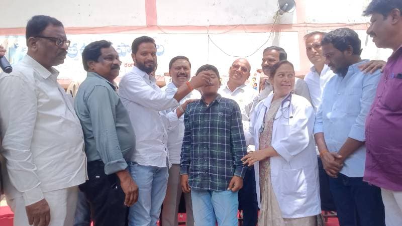 పిల్లల ఆరోగ్యానికి నులి పురుగులు ముప్పు.. మున్సిపల్ చైర్మన్ బసవేశ్వర్ ఆధ్వర్యంలో ‘ఆల్బెండజోల్‌’ పంపిణీ